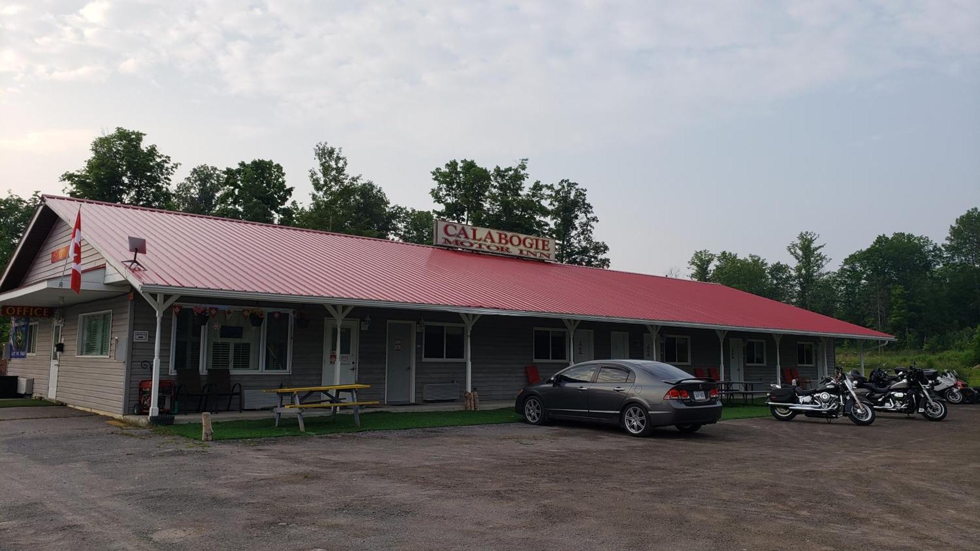 Calabogie Motor Inn Exterior photo