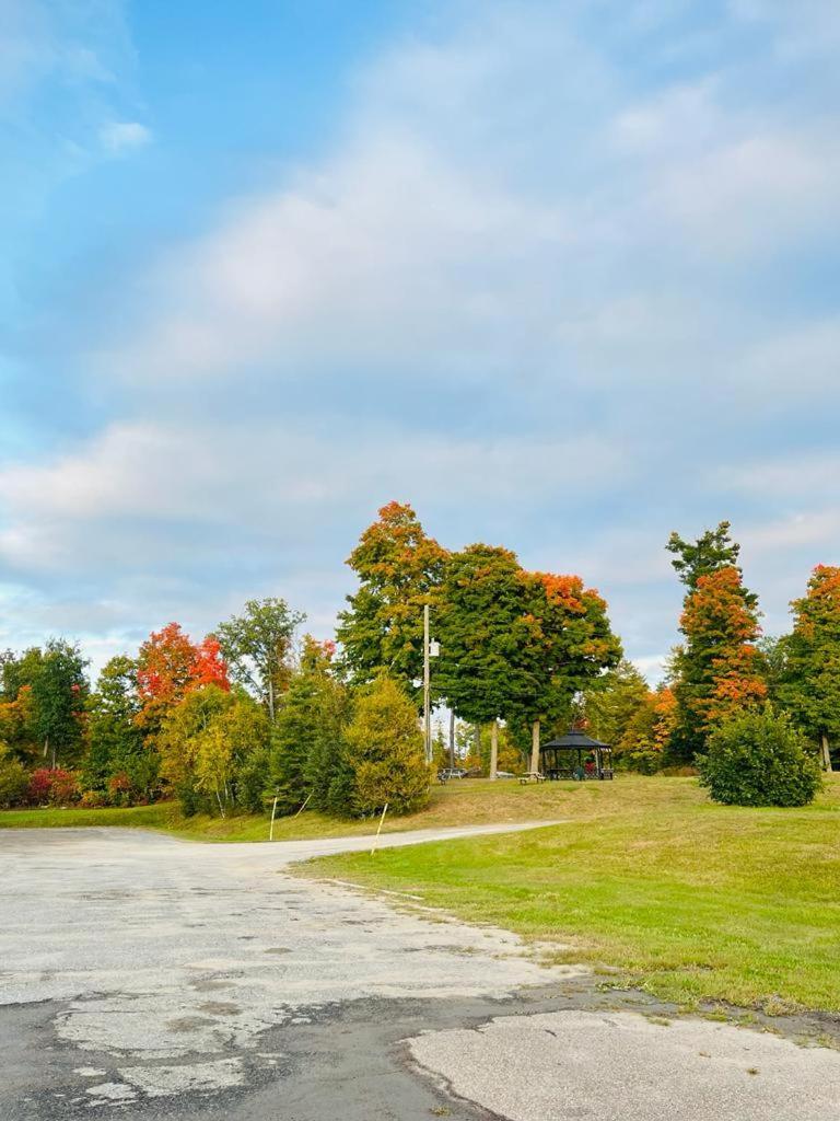 Calabogie Motor Inn Exterior photo